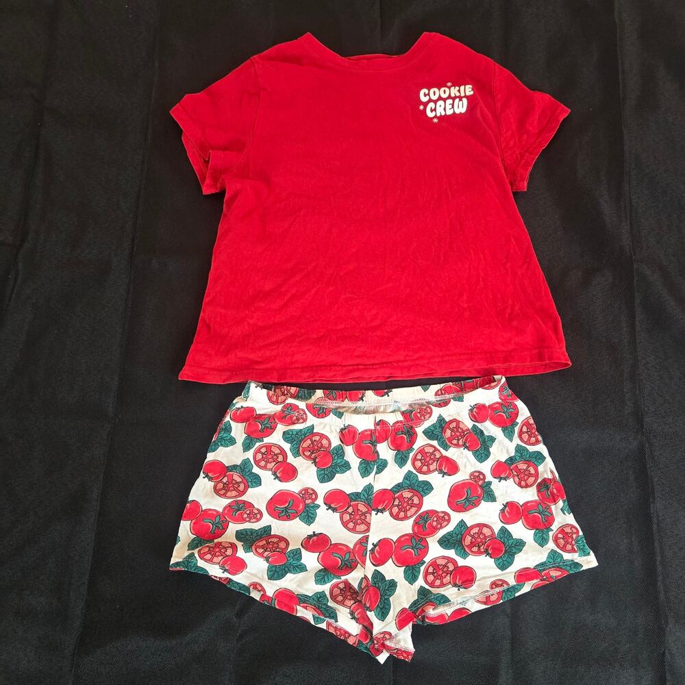 Cute red pajama set
-Top size M
-Bottoms size S